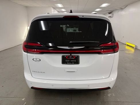 New 2026 Chrysler Pacifica Pinnacle image 7