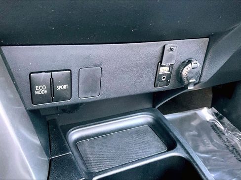 Used 2016 Toyota RAV4 LE FWD image 33