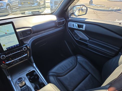 Certified 2021 Ford Explorer Platinum w/ Equipment Group 601A image 17