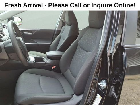 Used 2025 Toyota RAV4 XLE FWD image 12