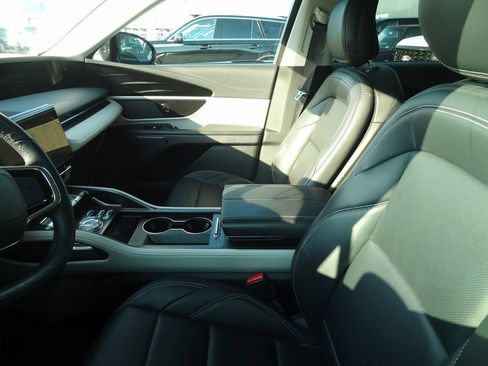 Used 2025 Lincoln Nautilus Premier AWD/4WD image 9