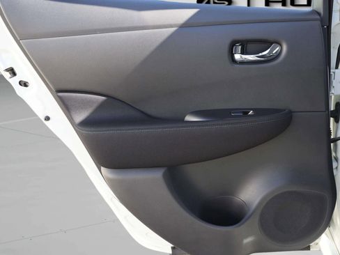 Used 2018 Nissan Leaf S image 25