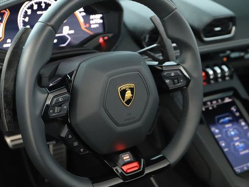 Used 2022 Lamborghini Huracan EVO image 16