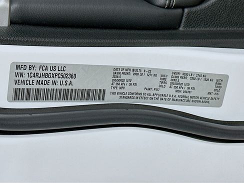 Used 2023 Jeep Grand Cherokee Limited w/ Black Appearance Package image 12