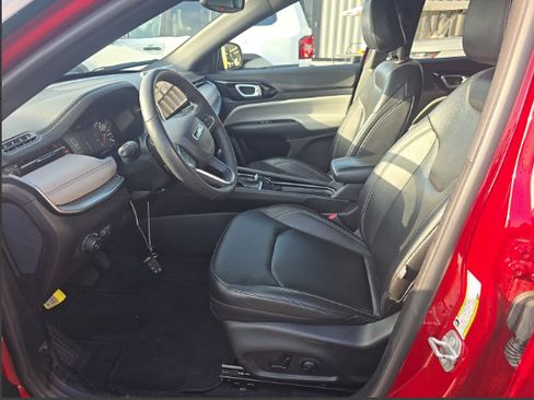 Used 2025 Jeep Compass Limited AWD/4WD image 5