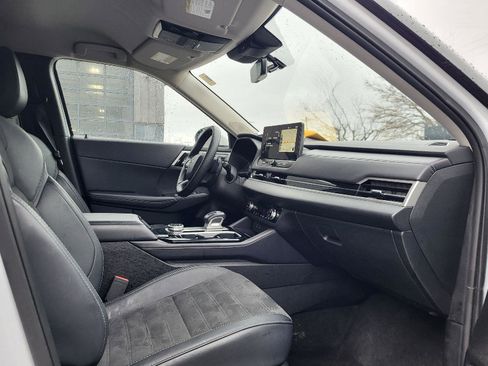 Used 2025 Mitsubishi Outlander SE image 12