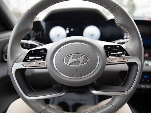 Used 2025 Hyundai Elantra SEL image 11