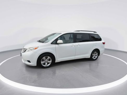 Used 2015 Toyota Sienna LE FWD image 4