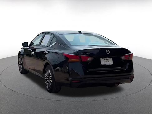 Used 2025 Nissan Altima 2.5 SV FWD image 11