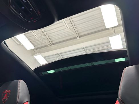 Used 2025 Lamborghini Urus SE image 40