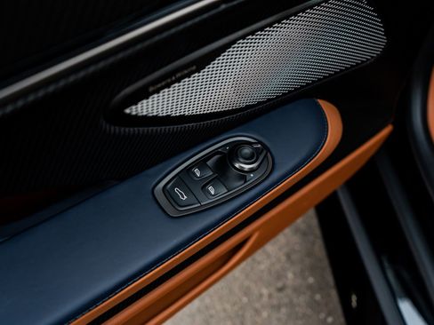 Used 2025 Aston Martin Vanquish V12 image 25