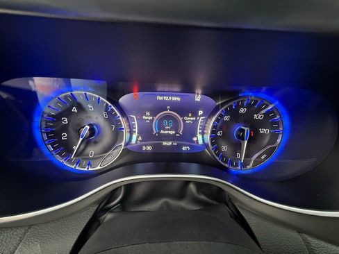 Used 2023 Chrysler Pacifica Limited w/ Uconnect Theater Family Group image 15