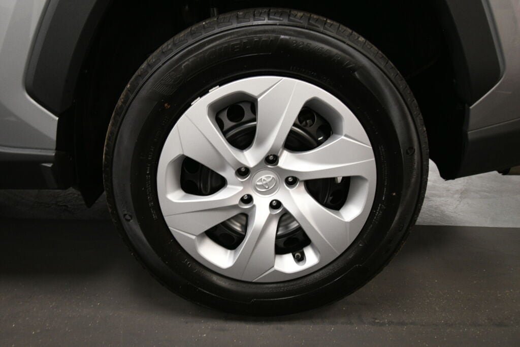 Certified 2025 Toyota RAV4 LE FWD image 31
