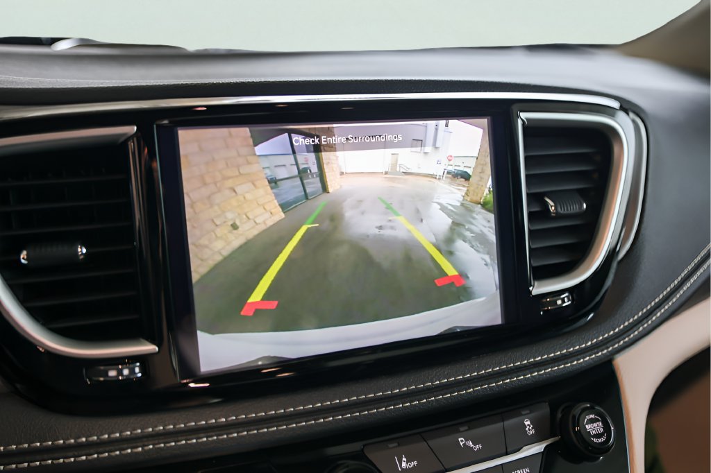 Used 2024 Chrysler Pacifica Limited FWD image 19