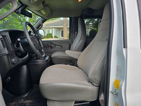 Used 2025 Chevrolet Express 3500 LT w/ LT Preferred Equipment Group RWD image 9