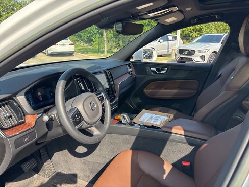 Certified 2023 Volvo XC60 B5 Plus w/ Climate Package image 18