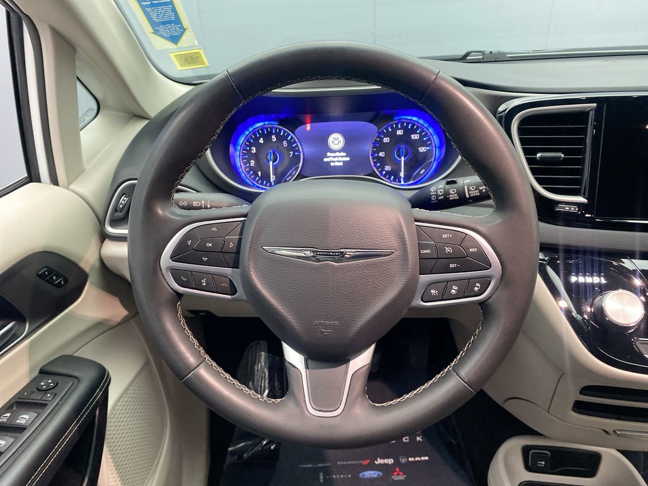 Used 2023 Chrysler Pacifica Touring-L FWD image 16