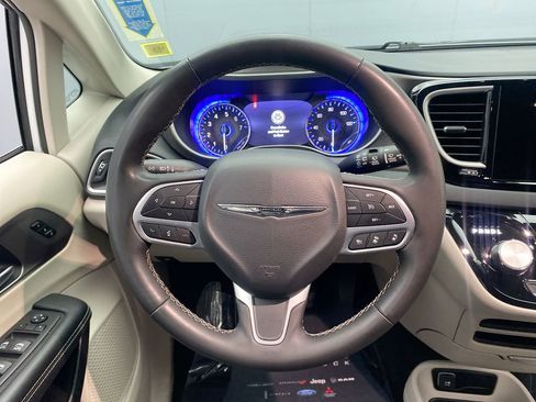 Used 2023 Chrysler Pacifica Touring-L FWD image 16