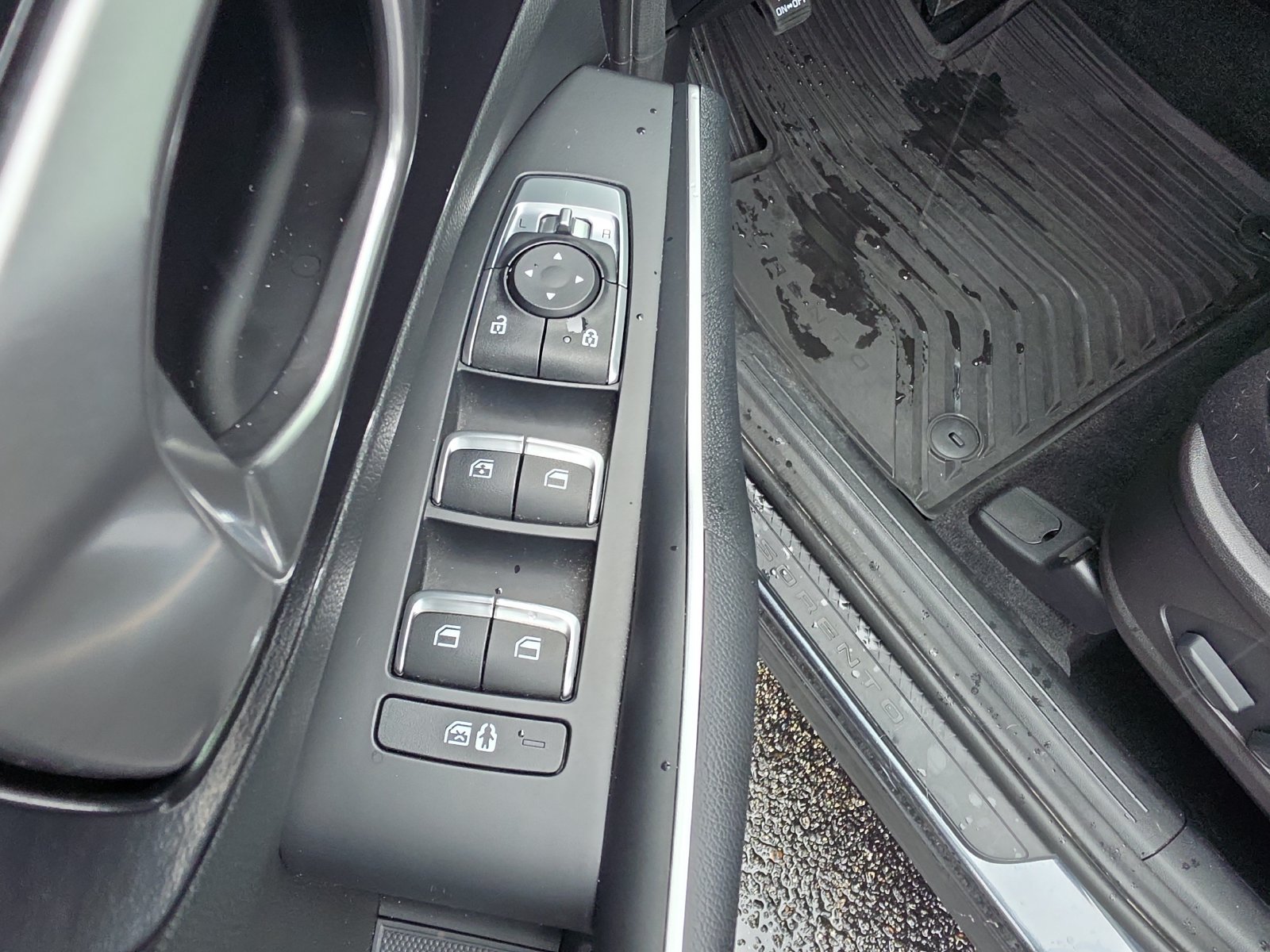 Used 2022 Kia Sorento S w/ Panoramic Sunroof Package FWD image 14