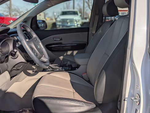 Used 2020 Kia Sedona SX image 16