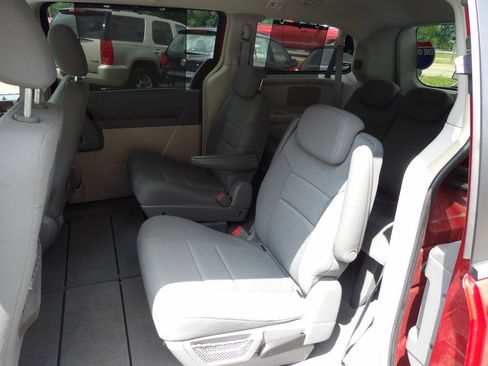 Used 2010 Chrysler Town & Country Touring w/ Entertainment Group #2 FWD image 21