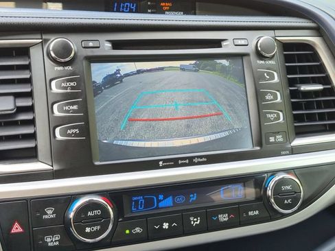 Used 2018 Toyota Highlander XLE AWD/4WD image 13