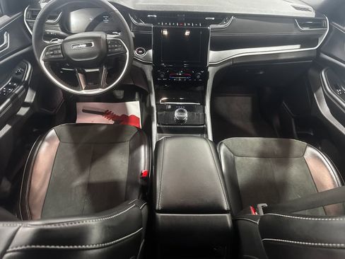 Used 2025 Jeep Grand Cherokee Altitude image 30