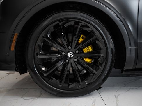 Used 2024 Bentley Bentayga Azure V8 image 6