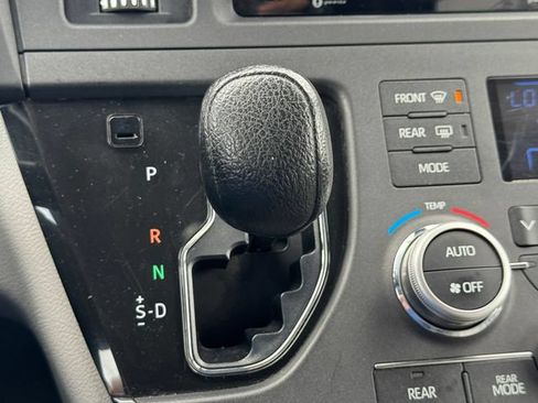 Used 2018 Toyota Sienna LE FWD image 15