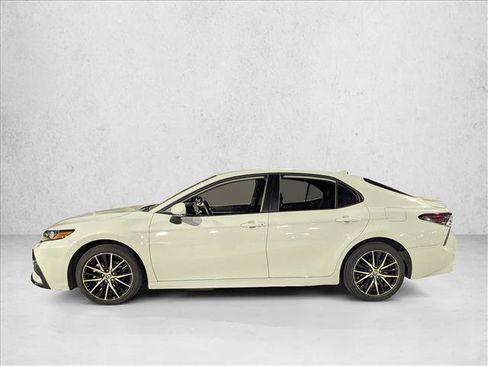 Used 2023 Toyota Camry SE image 6