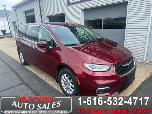 Used 2023 Chrysler Pacifica Touring-L FWD image 1
