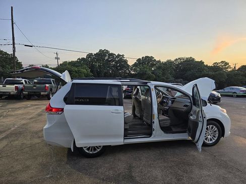 Used 2013 Toyota Sienna XLE image 56