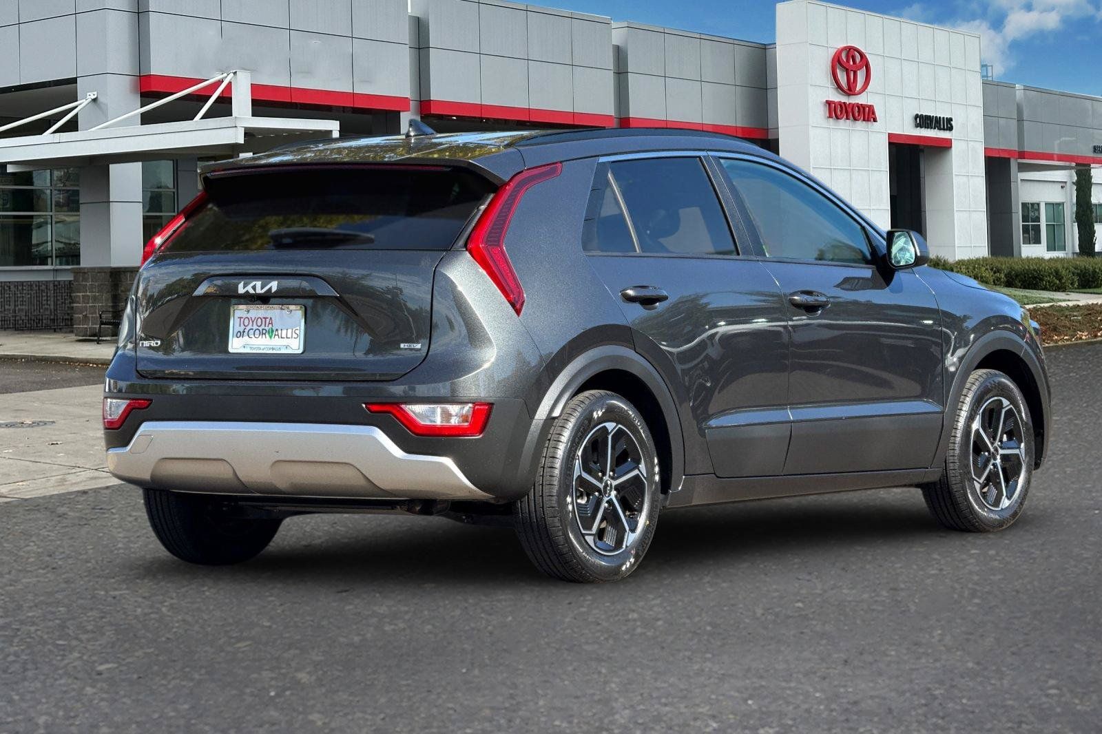 Used 2025 Kia Niro LX FWD image 4