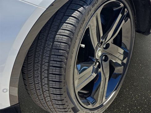 Used 2025 Land Rover Discovery Dynamic SE image 35