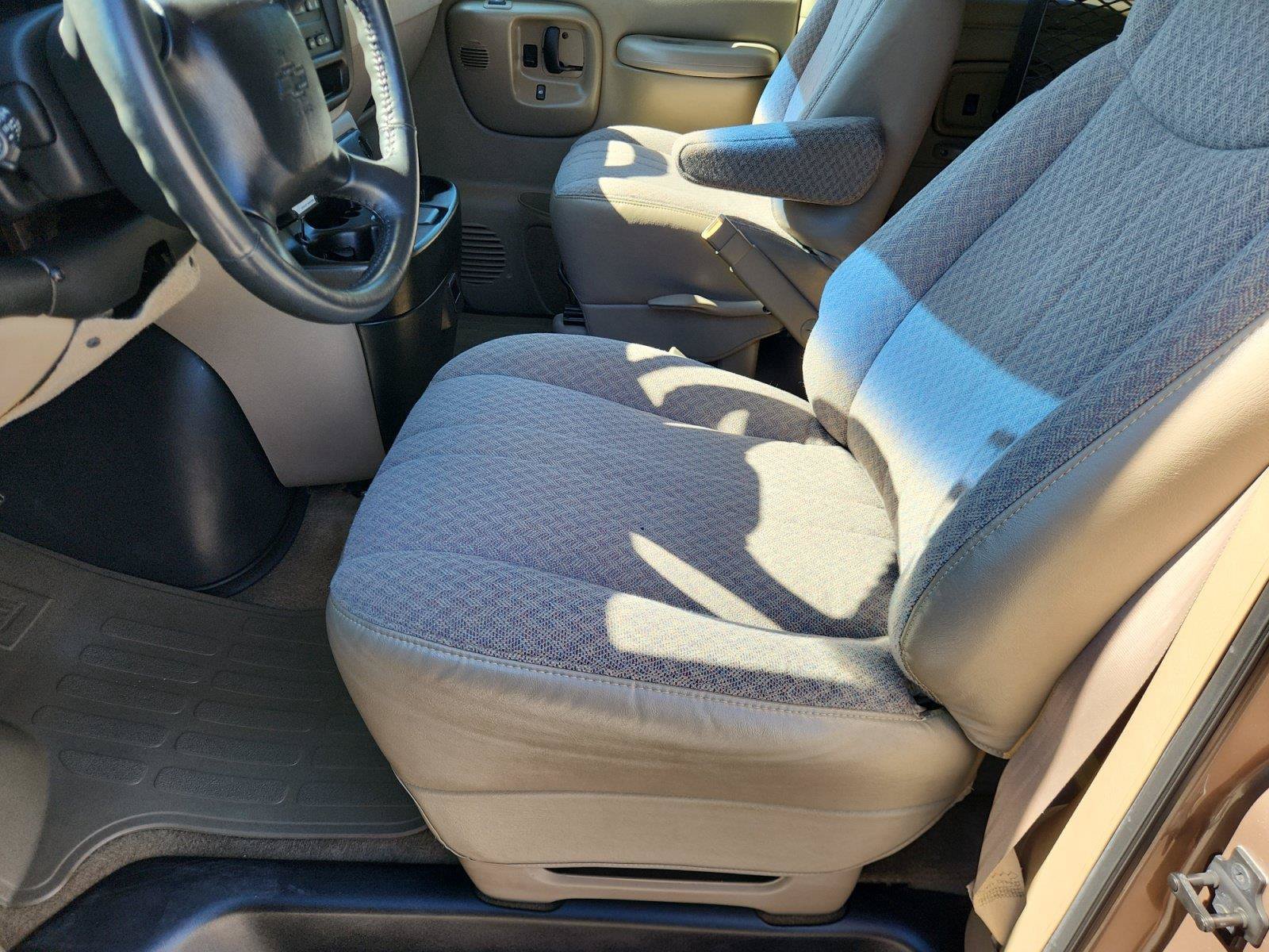 Used 2001 Chevrolet Express 1500 Passenger w/ LS Preferred Equipment Group RWD image 10