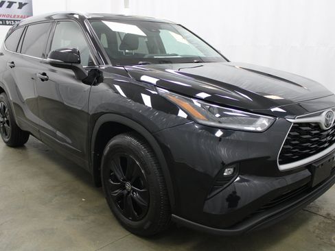 Used 2021 Toyota Highlander XLE image 3