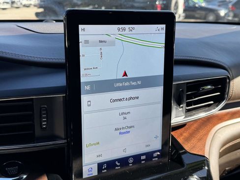 Used 2022 Ford Explorer King Ranch w/ Premium Technology Package image 18