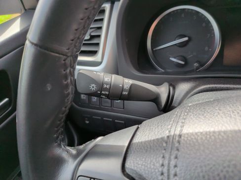 Used 2019 Toyota Highlander XLE AWD/4WD image 25