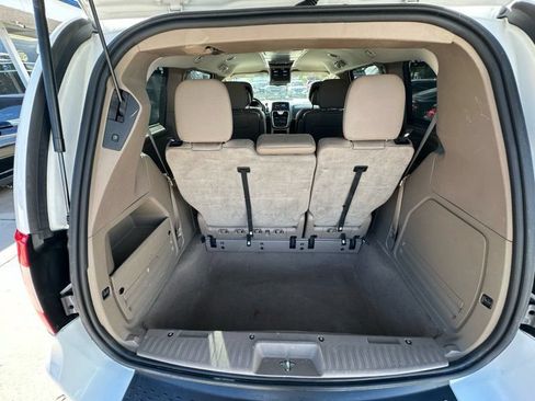 Used 2016 Chrysler Town & Country Touring FWD image 29
