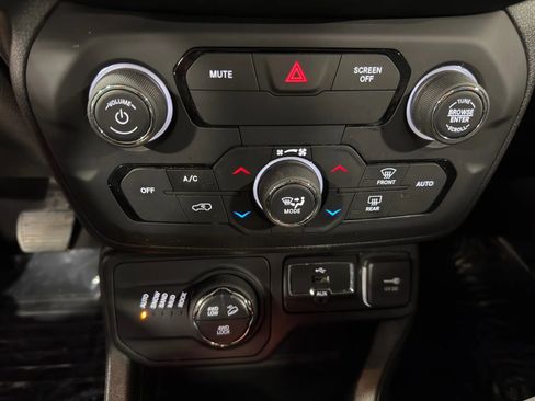 Used 2019 Jeep Renegade Trailhawk image 20