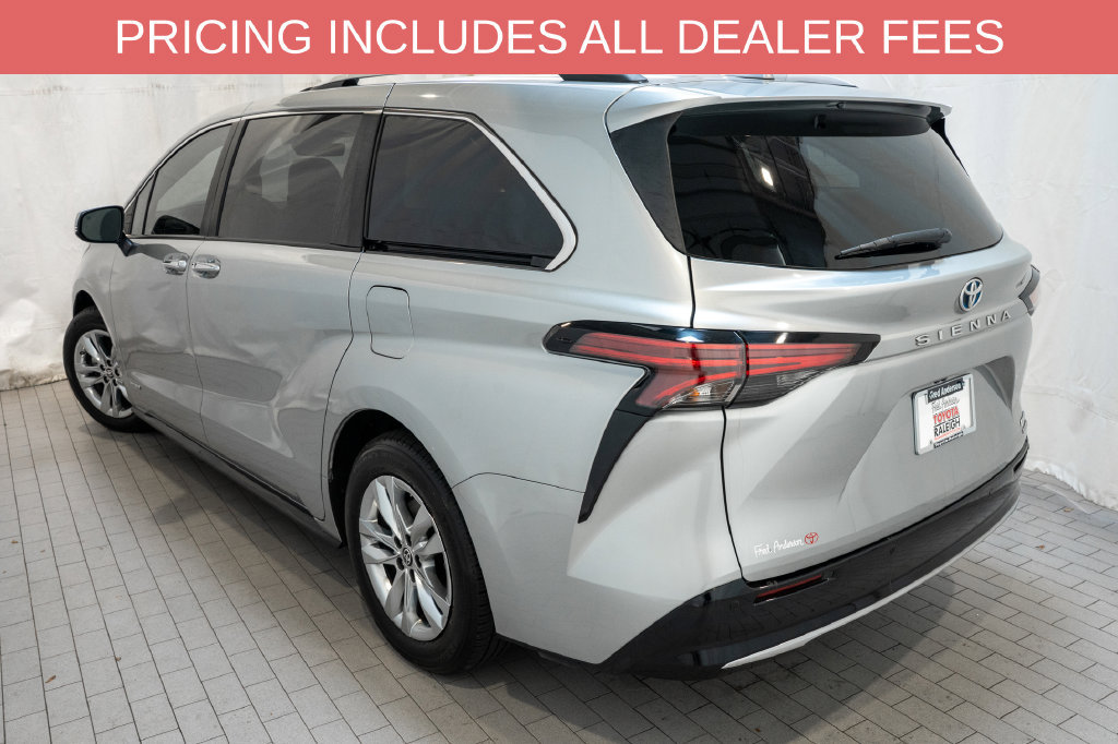 Used 2021 Toyota Sienna Limited FWD image 3