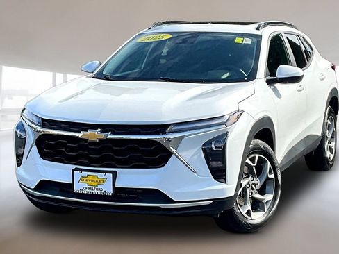Used 2025 Chevrolet Trax LT w/ Sunroof Package FWD image 3