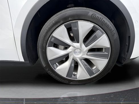 Used 2021 Tesla Model Y Long Range image 12