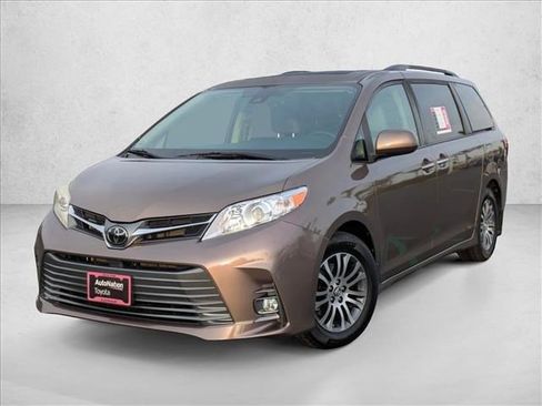 Used 2020 Toyota Sienna XLE image 1
