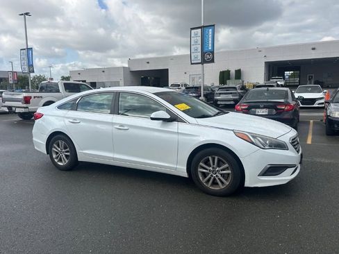 Used 2017 Hyundai Sonata SE FWD image 2