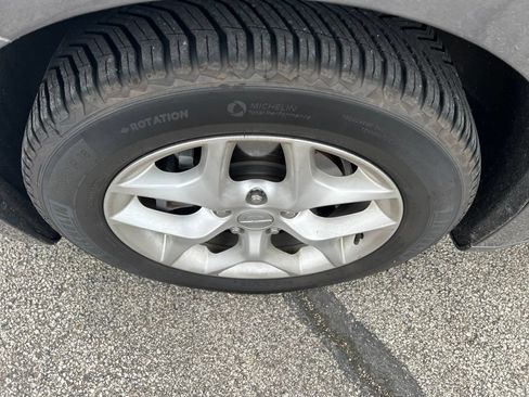 Used 2020 Chrysler Pacifica Touring-L w/ Tire & Wheel Group FWD image 9