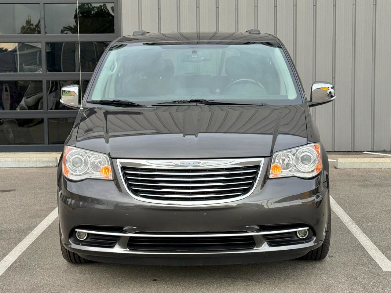 Used 2016 Chrysler Town & Country Limited Platinum w/ Trailer Tow Group FWD image 2