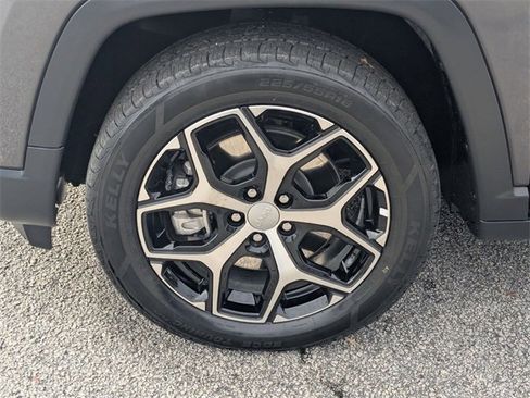 Used 2024 Jeep Compass Limited image 10