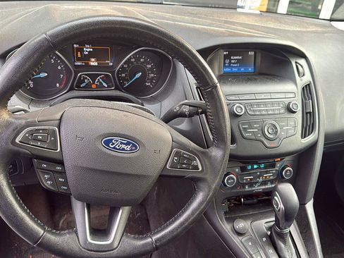 Used 2018 Ford Focus SE w/ SE Appearance Package FWD image 3