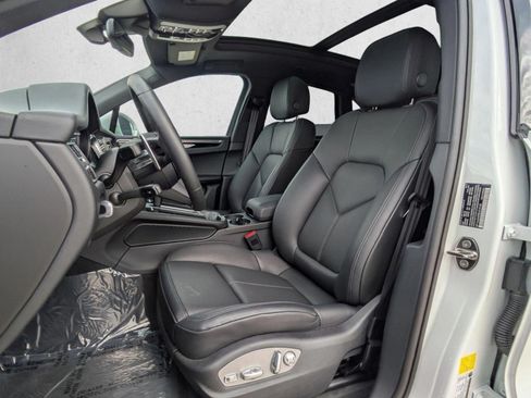 Certified 2025 Porsche Macan AWD/4WD image 5